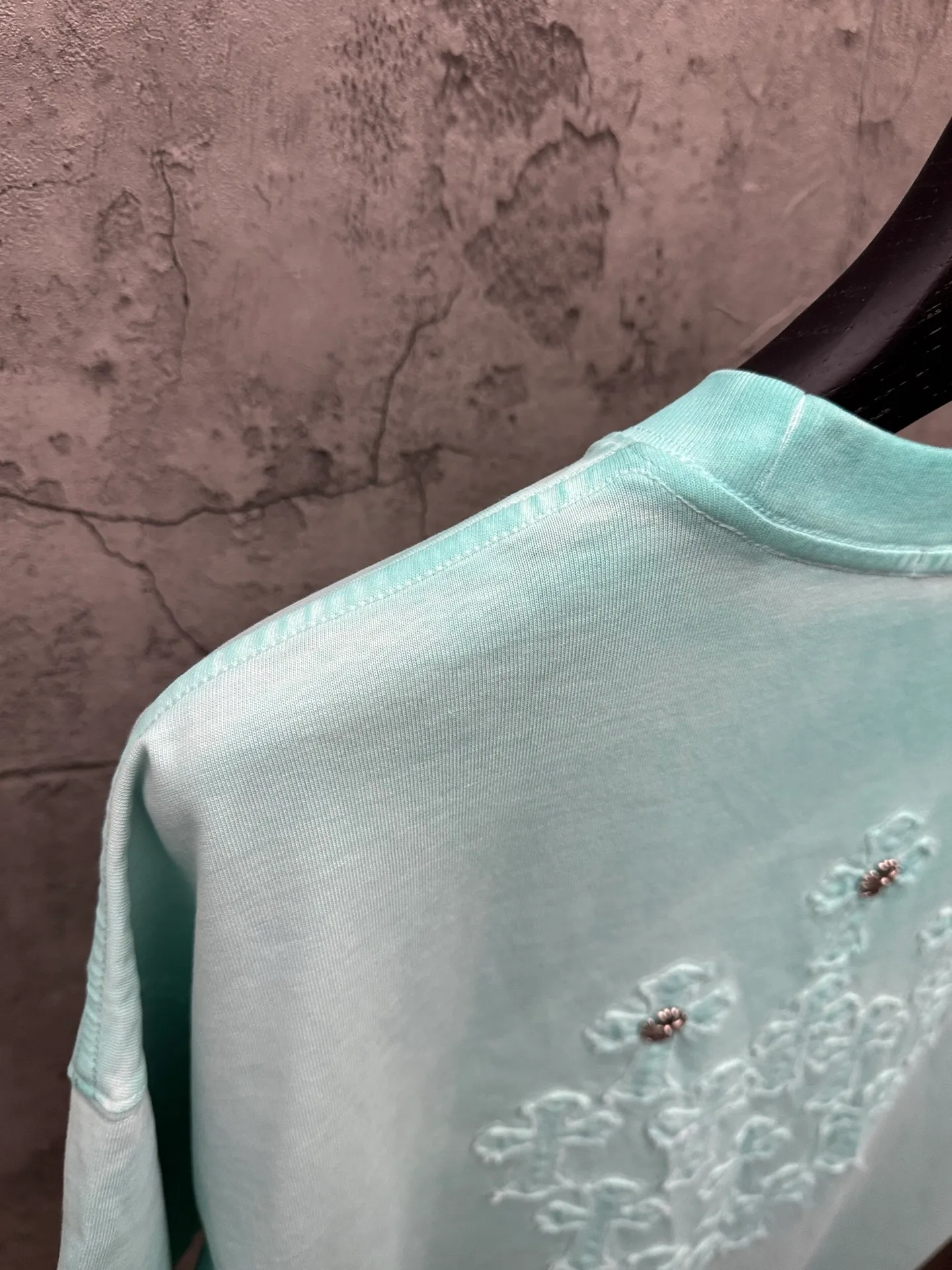 P200 top version, real shot without P, ​​different from market currency) 𝗖𝗵𝗿𝗼𝗺𝗲 𝗛𝗲𝗮𝗿𝘁𝘀/Croxin 2026 spring new original single counter American laser burnt patch embroidered couple short sleeves 👑The highest version! Customized fabric 330g, washed and fried. Best-selling model at the counter. Very comfortable to wear. Accessories: Original molded and authenticated collar label➕100% silk wash label. Genuine purchase-grade original hangtag➕matching hanging rope➕3D hanging beads➕original packaging bag. Craftsmanship: The original version has consistent wiring! The highest version of the armhole matching technique! Color: Khaki Black Rose Red Light Blue Purple Size: S M L XL Style Number: 26-2002